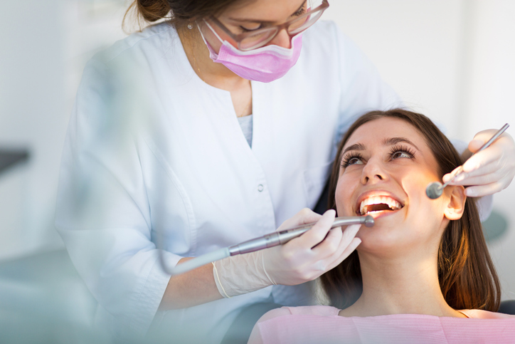 歯科治療をしている女性患者と医療従事者